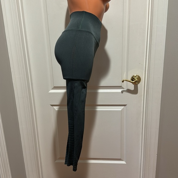 FABLETICS Everglade Pierced Laser Cut Cropped Length Leggings S Small $78 EUC - Picture 3 of 13